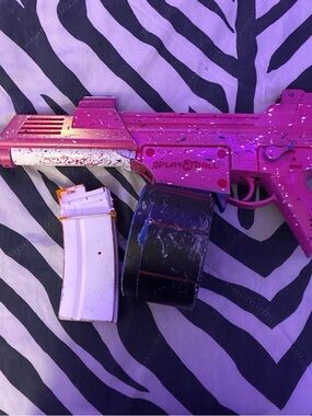Splatterball Toy Blaster with White and black Magazine